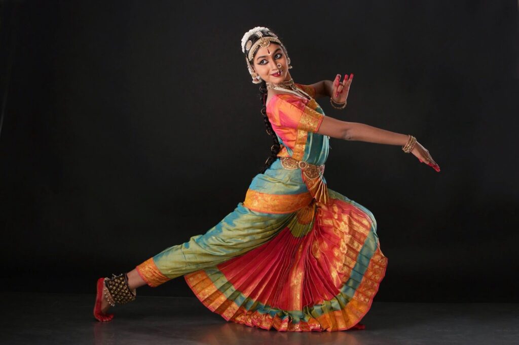 Bharatanatyam Dance Group Poses by Navarasa Naatiyaalaya - YouTube