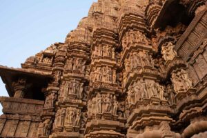 Who built Khajuraho temple? -Descriptive 5- TCP